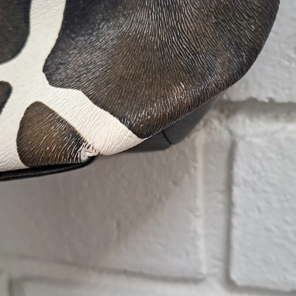 Mondo Giraffe Print Shoulder Bag. - Picture 6 of 13